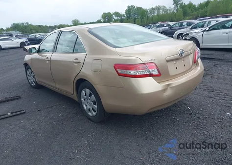 2010 Toyota Camry Le z USA, uszkodzony, nr VIN 4T1BF3EK4AU070917